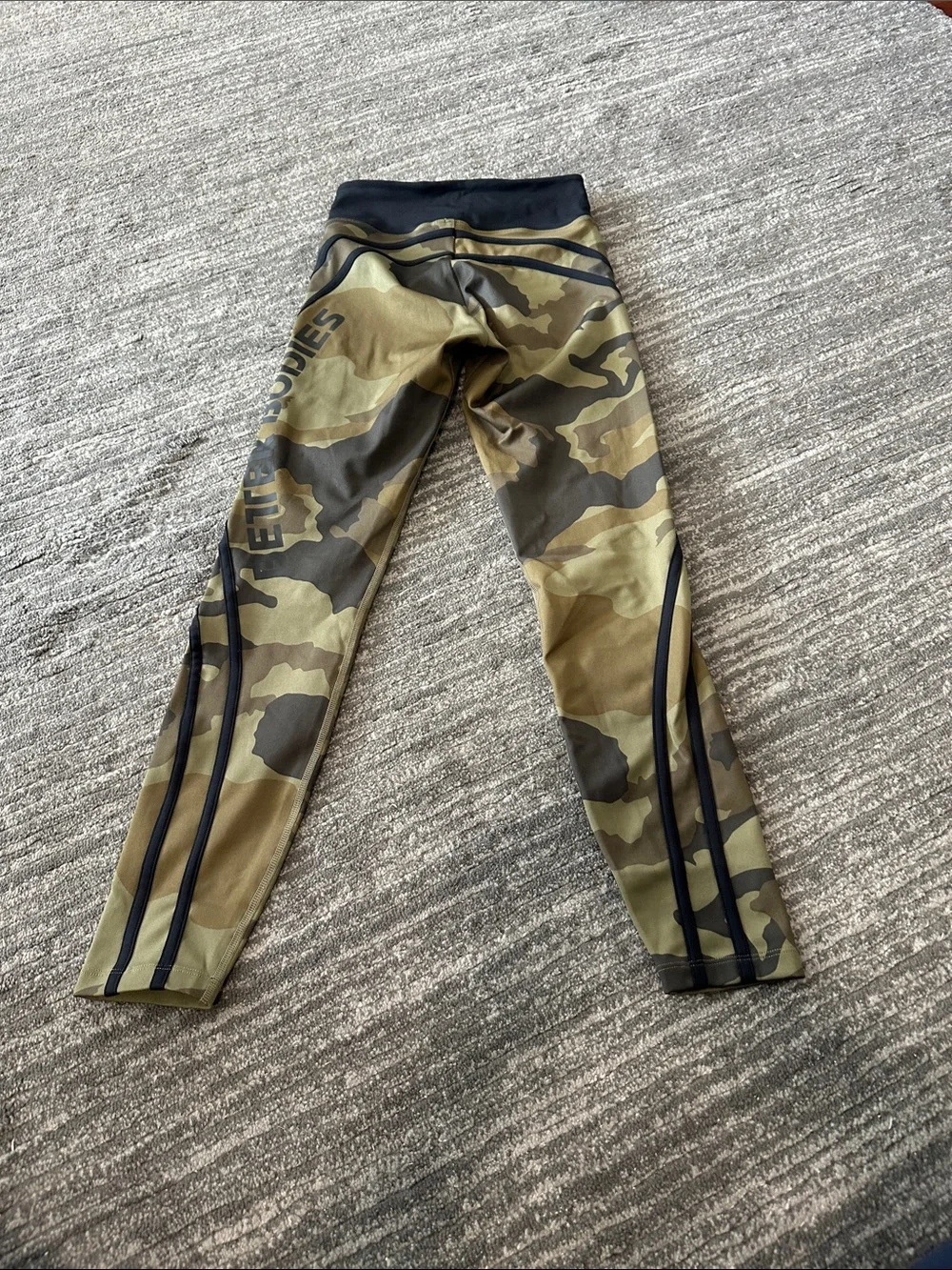 BETTER BODIES Camo High-Waist Leggings in Olive and Black